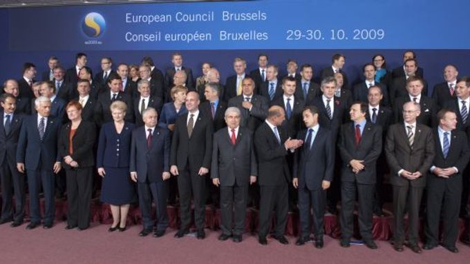 Politici ze všech 27 členských zemí na summitu v Bruselu.