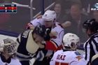 VIDEO Tak se pere bek Šmíd v NHL, vyzval hráče Columbusu