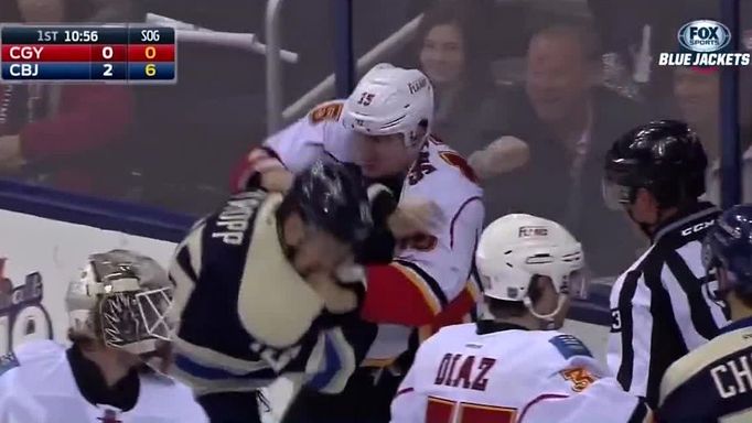 NHL, Columbus - Calgary: bitka Corey Tropp vs. Ladislav Šmíd