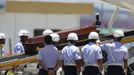 The coffin of Oscar Niemeyer is loaded on an airplane before taking off from Rio de Janeiro's airport on its way to Brasilia December 6, 2012. Niemeyer, a towering patriarch of modern architecture who shaped the look of modern Brazil and whose inventive, curved designs left their mark on cities worldwide, died late on Wednesday. He was 104. Niemeyer had been battling kidney and stomach ailments in a Rio de Janeiro hospital since early November. His death was the result of a lung infection developed this week, the hospital said, little more than a week before he would have turned 105. REUTERS/Stringer (BRAZIL - Tags: SOCIETY OBITUARY) Published: Pro. 6, 2012, 3:40 odp.