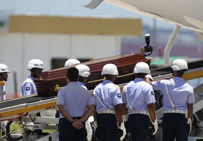 The coffin of Oscar Niemeyer is loaded on an airplane before taking off from Rio de Janeiro's airport on its way to Brasilia December 6, 2012. Niemeyer, a towering patriarch of modern architecture who shaped the look of modern Brazil and whose inventive, curved designs left their mark on cities worldwide, died late on Wednesday. He was 104. Niemeyer had been battling kidney and stomach ailments in a Rio de Janeiro hospital since early November. His death was the result of a lung infection developed this week, the hospital said, little more than a week before he would have turned 105. REUTERS/Stringer (BRAZIL - Tags: SOCIETY OBITUARY) Published: Pro. 6, 2012, 3:40 odp.