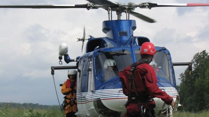 Nejvážnější zranění utrpělo jedenáctileté děvče, které vrtulník s podezřením na poranění páteře převezl na specializované pracoviště do Prahy - Motola (ilustrační foto)