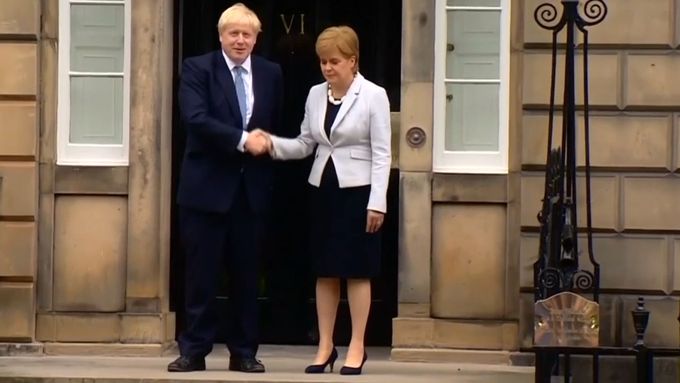 Podívejte se na návštěvu Borise Johnsona ve Skotsku.