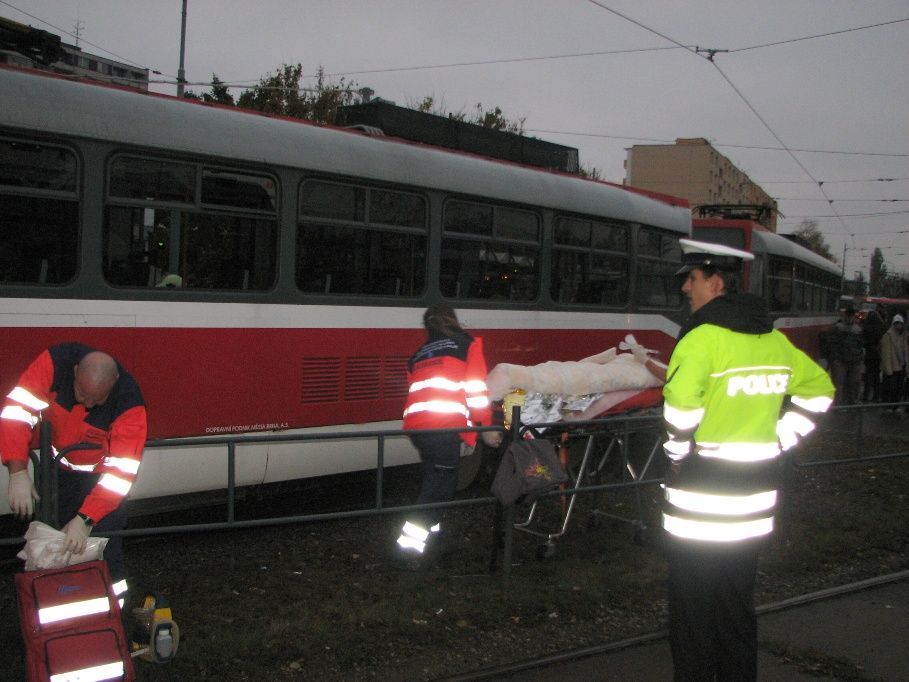 Tramvaj přejela chlapci nohu, nejspíš o ni přijde