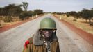 Malian soldier Ousmane Cisse stands guard on an open road outside Sevare, Mali, January 27, 2013. REUTERS/Joe Penney (MALI - Tags: MILITARY POLITICS CONFLICT TPX IMAGES OF THE DAY) Published: Led. 27, 2013, 4:40 odp.