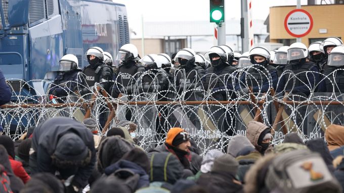 Migranti na bělorusko-polské hranici.
