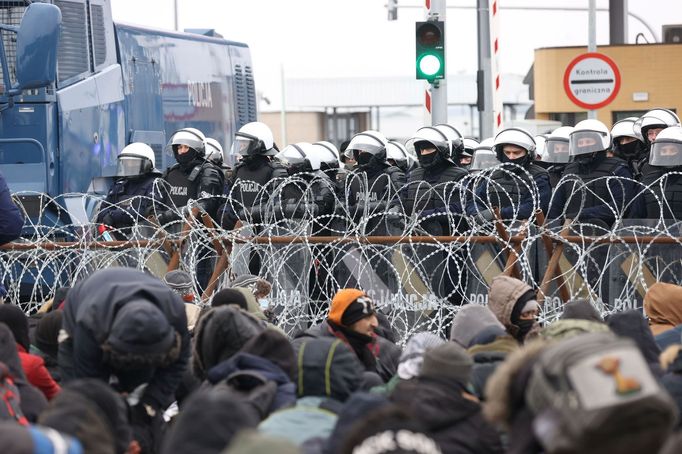 Migranti na bělorusko-polské hranici.