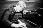 Český mladík z Hradce okouzlil klavírem svět. Kromě toho chová 150 slepic, miluje vlaky a pečení