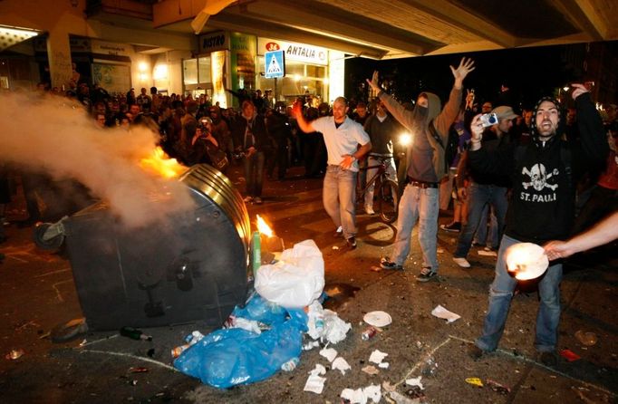 Demonstranti ve čtvrti Kreuzberg zapálili popelnici. Mnoho z nich přišlo vyjádřit svůj nesouhlas s vládními opatřeními proti ekonomické krizi.