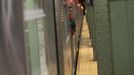 A rider looks out from a subway train as he waits for it to depart from the station in the Brooklyn Borough of New York, November 1, 2012. New Yorkers heard the rumble of subway trains for the first time in four days as limited service resumed, but the lower half of Manhattan still lacked power and surrounding areas including Staten Island, the New Jersey shore and the city of Hoboken remained crippled from Hurricane Sandy, which triggered a record storm surge and flooding. REUTERS/Keith Bedford (UNITED STATES) Published: Lis. 1, 2012, 6:52 odp.