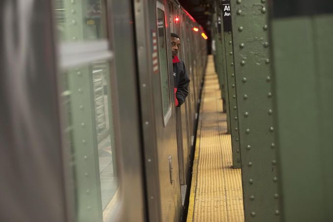 A rider looks out from a subway train as he waits for it to depart from the station in the Brooklyn Borough of New York, November 1, 2012. New Yorkers heard the rumble of subway trains for the first time in four days as limited service resumed, but the lower half of Manhattan still lacked power and surrounding areas including Staten Island, the New Jersey shore and the city of Hoboken remained crippled from Hurricane Sandy, which triggered a record storm surge and flooding. REUTERS/Keith Bedford (UNITED STATES) Published: Lis. 1, 2012, 6:52 odp.