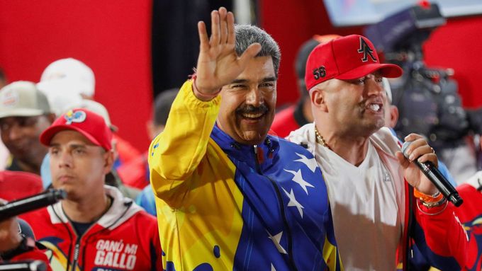 Dlouholetý venezuelský prezident Nicolás Maduro po oznámení částečných výsledků vystoupil před své podporovatele.