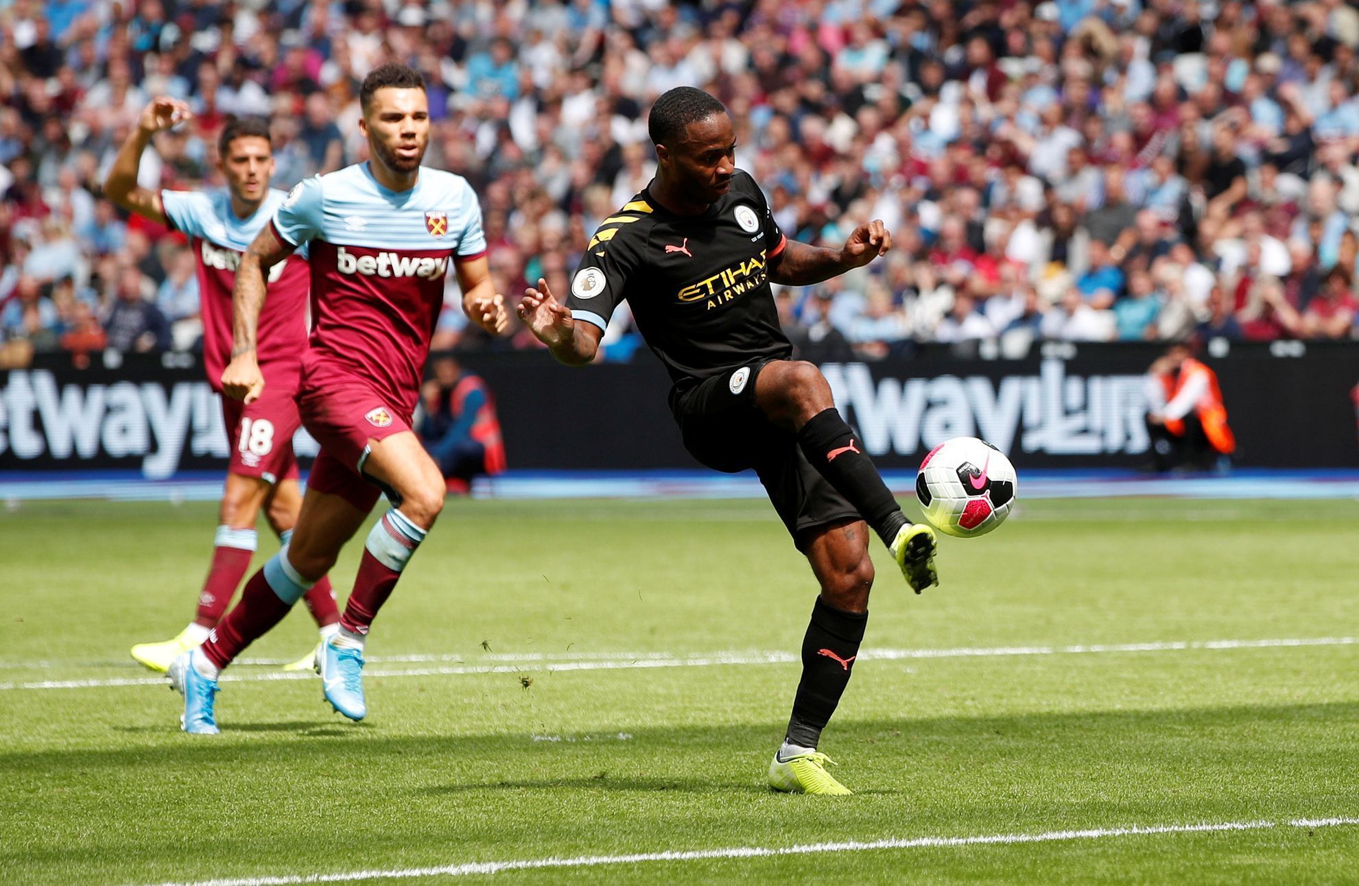 Raheem Sterling střílí jeden ze svých tří gólů, kterými pomohl Manchesteru City k vysoké výhře 5:0 na půdě West Hamu