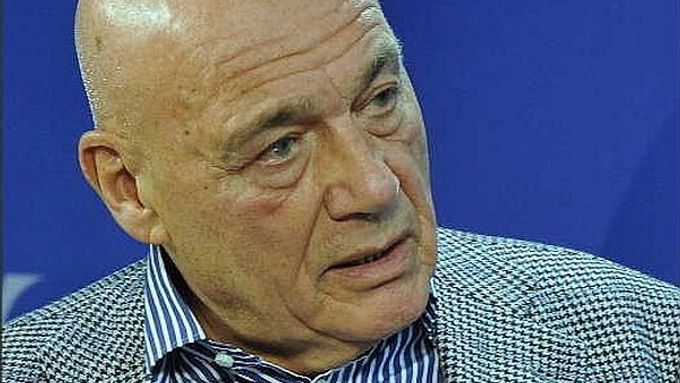 Vladimir Pozner má trpět za to, že se opřel do poslanců.