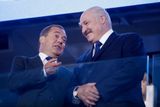 Prezident Běloruska Alexandr Lukašenko (vpravo), označovaný jako poslední diktátor v Evropě, sledoval ceremoniál společně s ruským premiérem Dmitrijem Medveděvem.