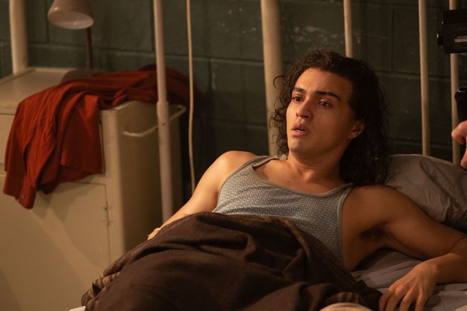 Tonatiuh jako umělecký estét Molina ve filmu Polibek pavoučí ženy.