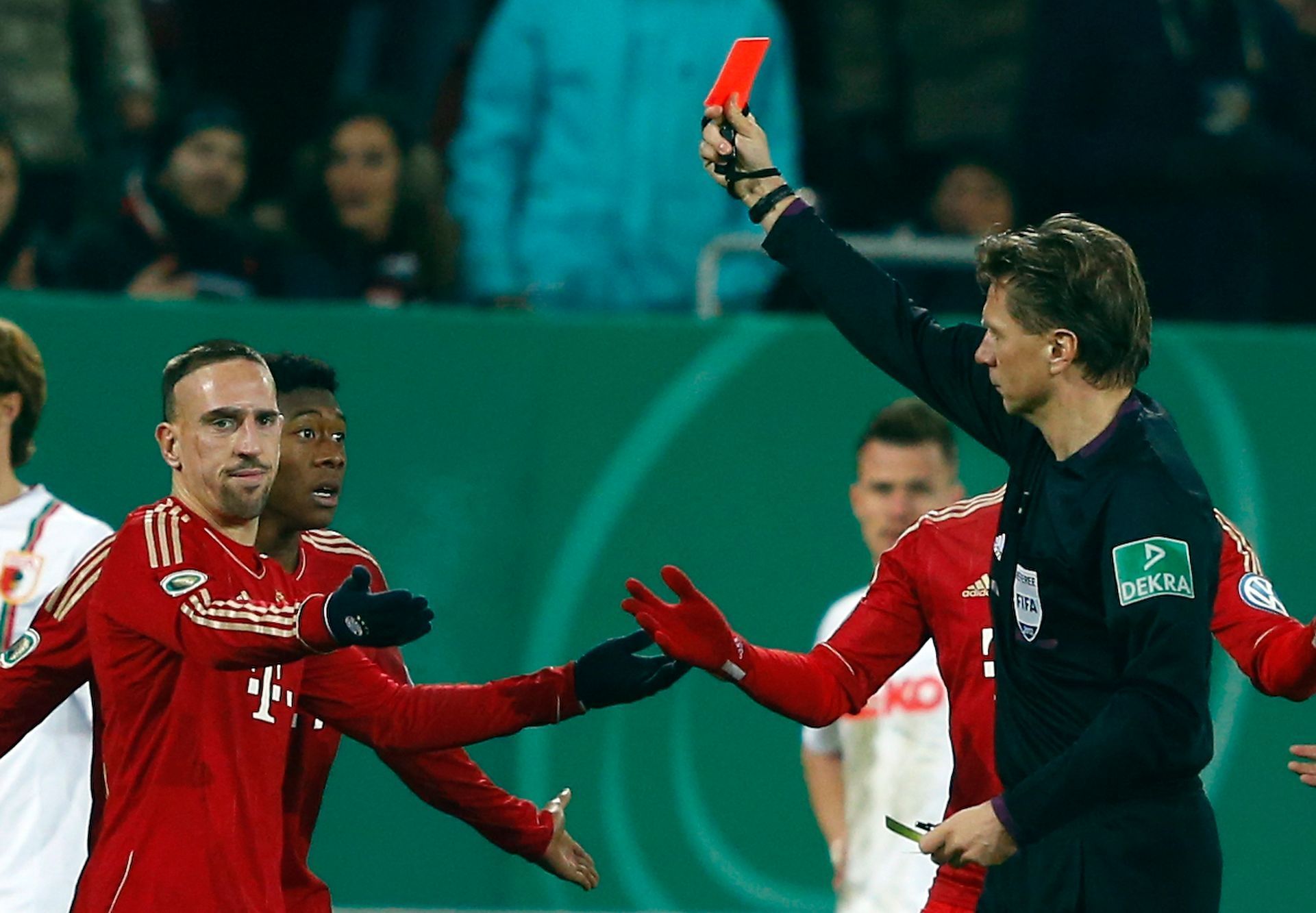 Franck Ribéry vidí červenou kartu v zápase s Augsburgem