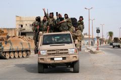 U syrského Rás al-Ajnu zuří těžké boje, turecká armáda už zabrala polovinu města