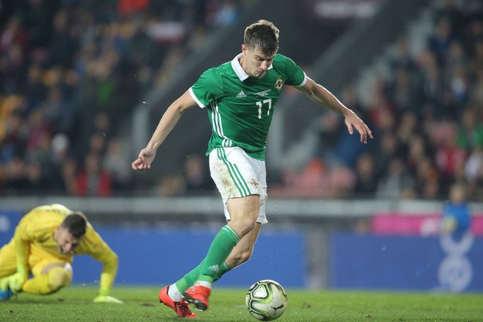 Paddy McNair a Jiří Pavlenka v zápase Česko - Severní Irsko