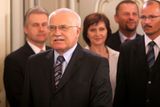 Prezident Klaus a sociálnědemokratičtí senátoři v pozadí.