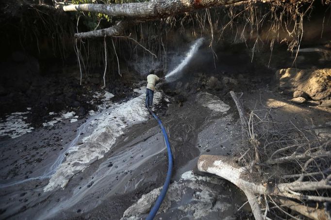 An illegal miner or garimpeiro digs with a pressure hose in the southern state of Bolivar November 15, 2012. In the triangle that connects Venezuela, Brazil and Guyana a huge number of illegal gold and diamonds prospectors or garimpeiros dream of changing their lives overnight by finding a huge bonanza. Picture taken November 15, 2012. REUTERS/Jorge Silva (VENEZUELA - Tags: BUSINESS EMPLOYMENT SOCIETY) ATTENTION EDITORS: PICTURE 5 OF 20 FOR PACKAGE 'DIAMONDS IN THE JUNGLE'. TO FIND ALL IMAGES SEARCH 'DIAMONDS PROSPECTORS' Published: Pro. 3, 2012, 10:01 dop.