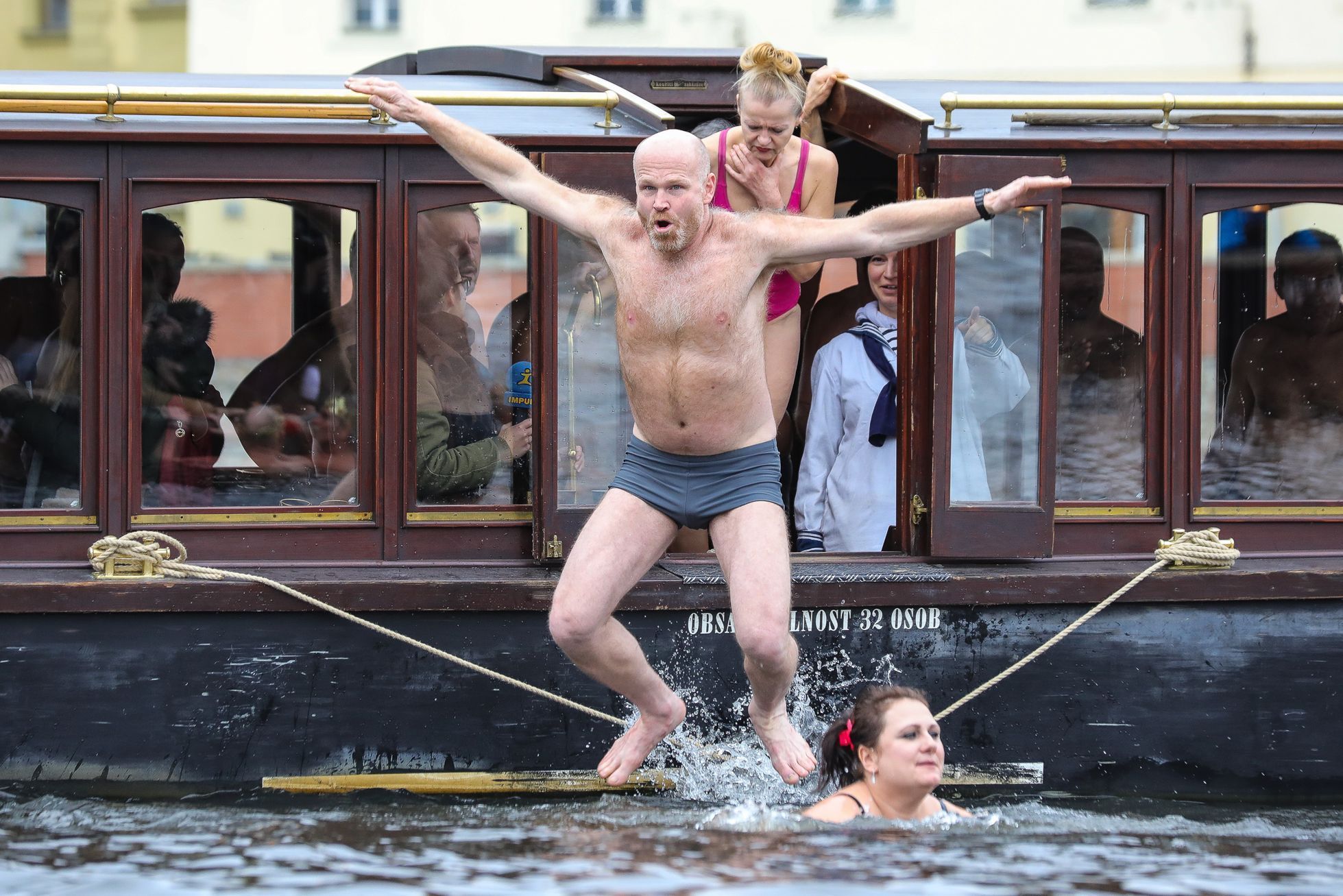 Tříkrálová plavba otužilců pod Karlovým mostem