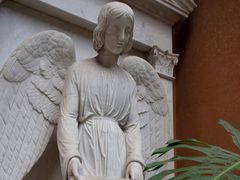 Hrobka se sochou anděla s knihou