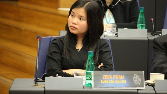 Zoya Phan ve Štrasburku na setkání laureátů Sacharovovy ceny za svobodu myšlení, kde zastupovala vězněnou Aun Schan Su Ťij