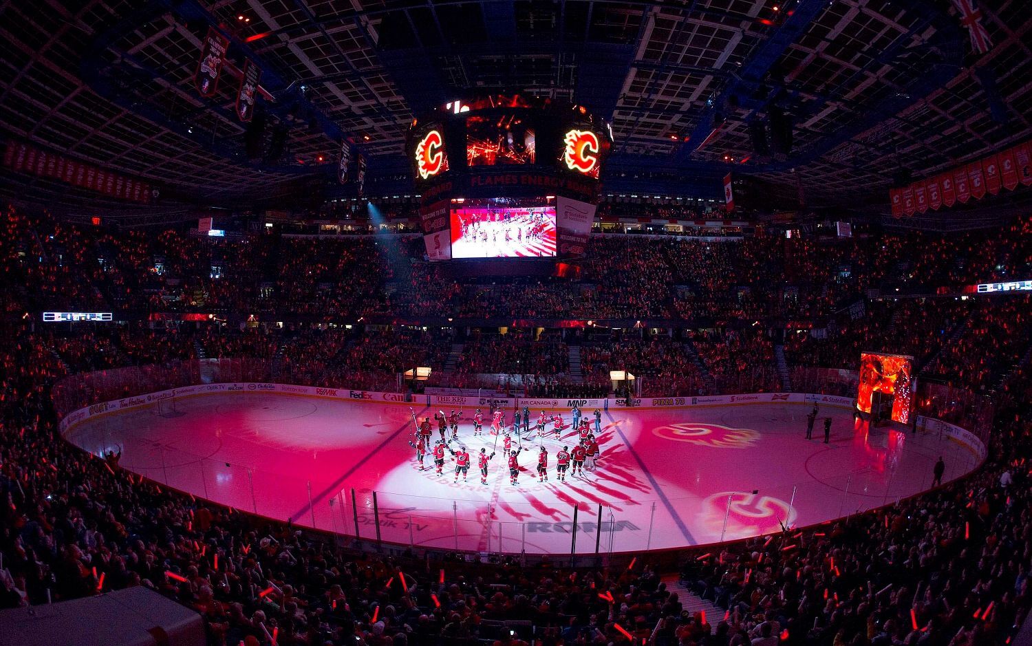 NHL, Calgary Flames: hráči vítají před zápasem fanoušky