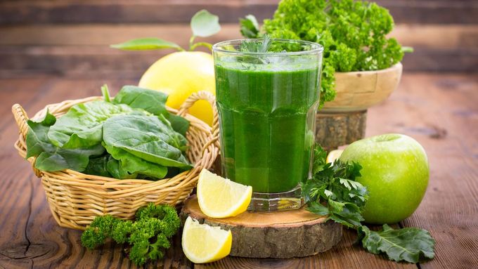 Naše tělo se nepotřebuje detoxikovat šťávou z celeru nebo kokosovou vodou, přirozeně se detoxikuje 24 hodin denně, upozorňuje Miloslav Šindelář.