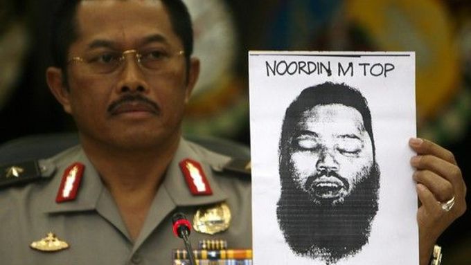 Mluvčí indonéské policie Nanan Soekarna drží fotografii zabitého teroristy Noordina Mohammada Topa
