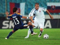 Slovenský obránce Škrtel obchází Kypřana Michaila v kvalifikačním utkání o EURO 2008.