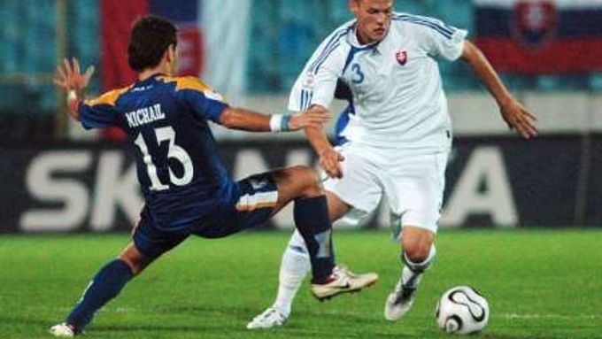 Slovenský obránce Škrtel obchází Kypřana Michaila v kvalifikačním utkání o EURO 2008.