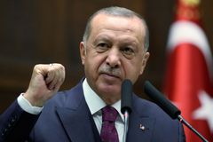 Turci dopadli muže, který promluvil o tom, jak prodávají zbraně na černém trhu
