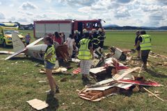 Při leteckém dni na Prachaticku spadla replika historického letadla, pilot zemřel