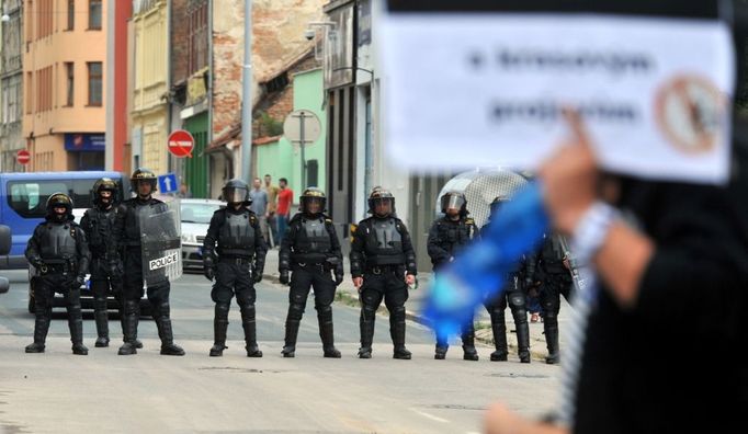 Policejní těžkooděnci střeží v Brně vstup do ulic obývaných Romy.