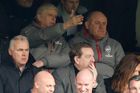 ... tak Arséne Wenger musel zápas sledovat z tribuny. Francouzský kouč pyká třízapasový trest na tribuně za strčení do rozhodčího v zápase s Hullem.