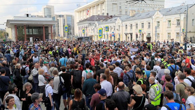V Moskvě před volbami demonstrovali lidé proti vyřazení opozice v místních volbách.