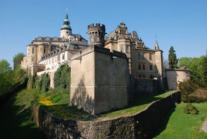 Historický park, krajinářského charakteru kolem areálu vznikl ve druhé polovině 19. století. Jeho součástí je i zámecký rybník. Doprovodné akce V sobotu 9.6.2012 v 16:15 se uskuteční komentovaná prohlídka a procházka zámeckým parkem, začínáme v 16:15 hodin před vstupní branou. Návštěvníky čeká: Prohlídka nádvoří a okolí hradu s výkladem historie a popisem stávajících oprav. Procházka parkem s povídáním o jeho historii a nadcházející obnově. Text byl převzat ze stránek www.vikendotevrenychzahrad.cz  Více informací o uvedené zahradě můžete naleznout ZDE .