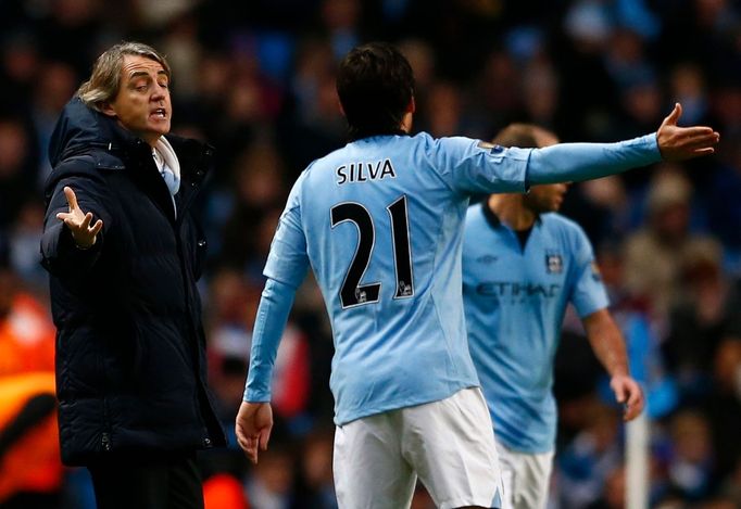 Manchester City byl v nejistotě do poslední minuty. Proto nervózní trenér Roberto Mancini rozdával stále nové a nové příkazy, třeba Davidu Silvovi.