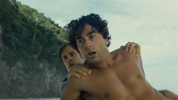 Gael García Bernal jako Guy a Alex Wolff coby Trent.