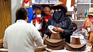 Stánek s kovbojskými klobouky. Prodavač nabízí kousek amerického snu v saúdskoarabském pouštním balení.