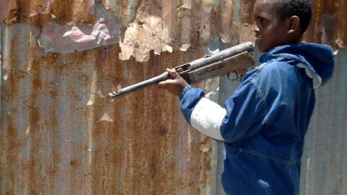 Chlapec si hraje se zbraní na ulicích nedaleko metropole Mogadišo