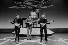 Zemřel producent The Beatles George Martin známý jako pátý brouk