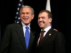 Dmitrij Medveděv se jako prezident ještě stihl setkat s Georgem Bushem.