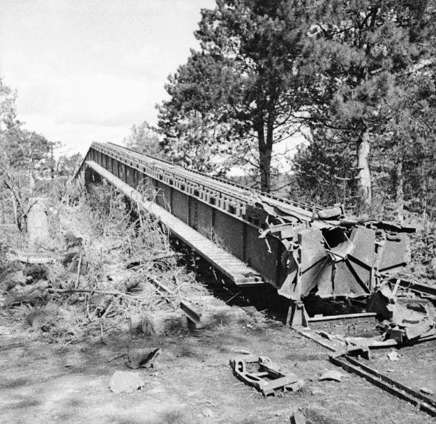 Poničená startovací rampa u francouzské obce Belloy-sur-Somme. | Foto: Imperial War Museums / IWM