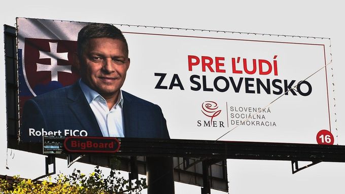 Volební billboard strany Směr expremiéra Roberta Fica na příjezdu do Bratislavy