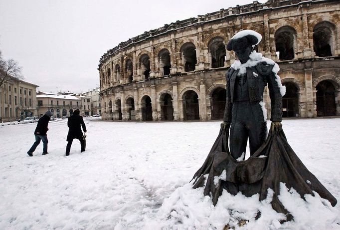 Toreador ve sněhu... Momentka od arény v Nimes ve Francii. 8. březen 2010.