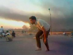 Lidé z předměstí Hamá se kryjí před palbou.