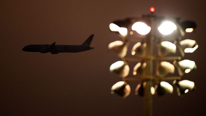 Indonéské aerolinky ztratily kontakt s boeingem. Na palubě bylo více než 60 lidí